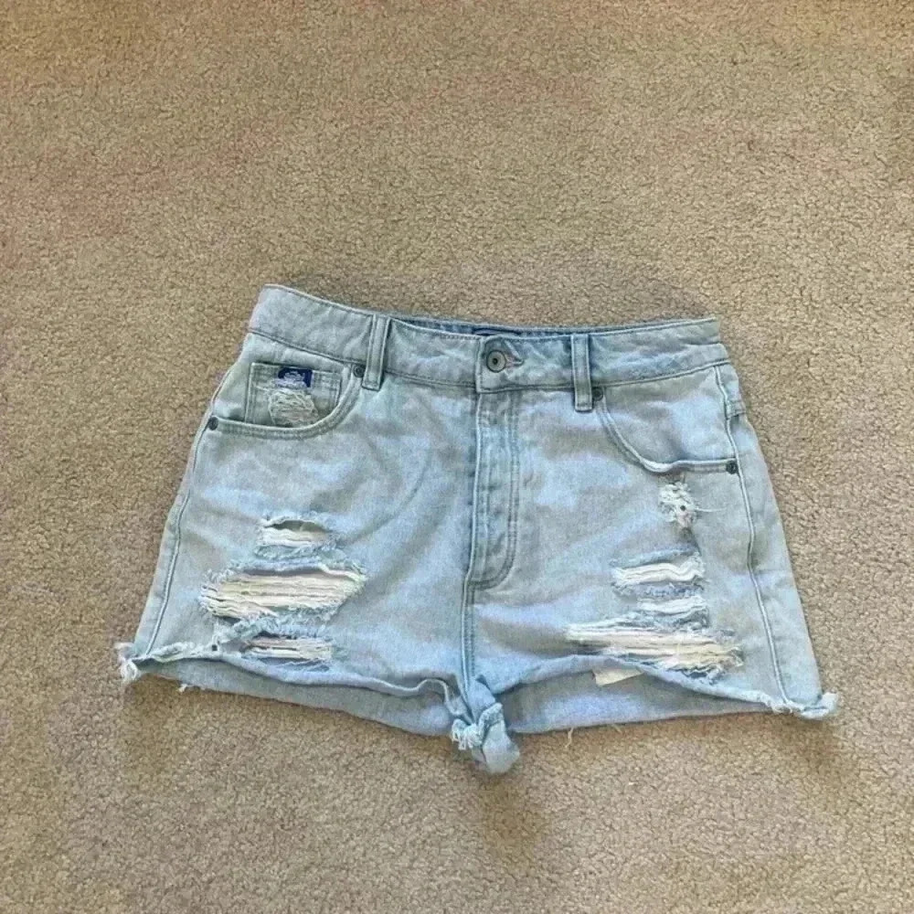 Vintage superdry light wash distressed high rise jean shorts in size 29